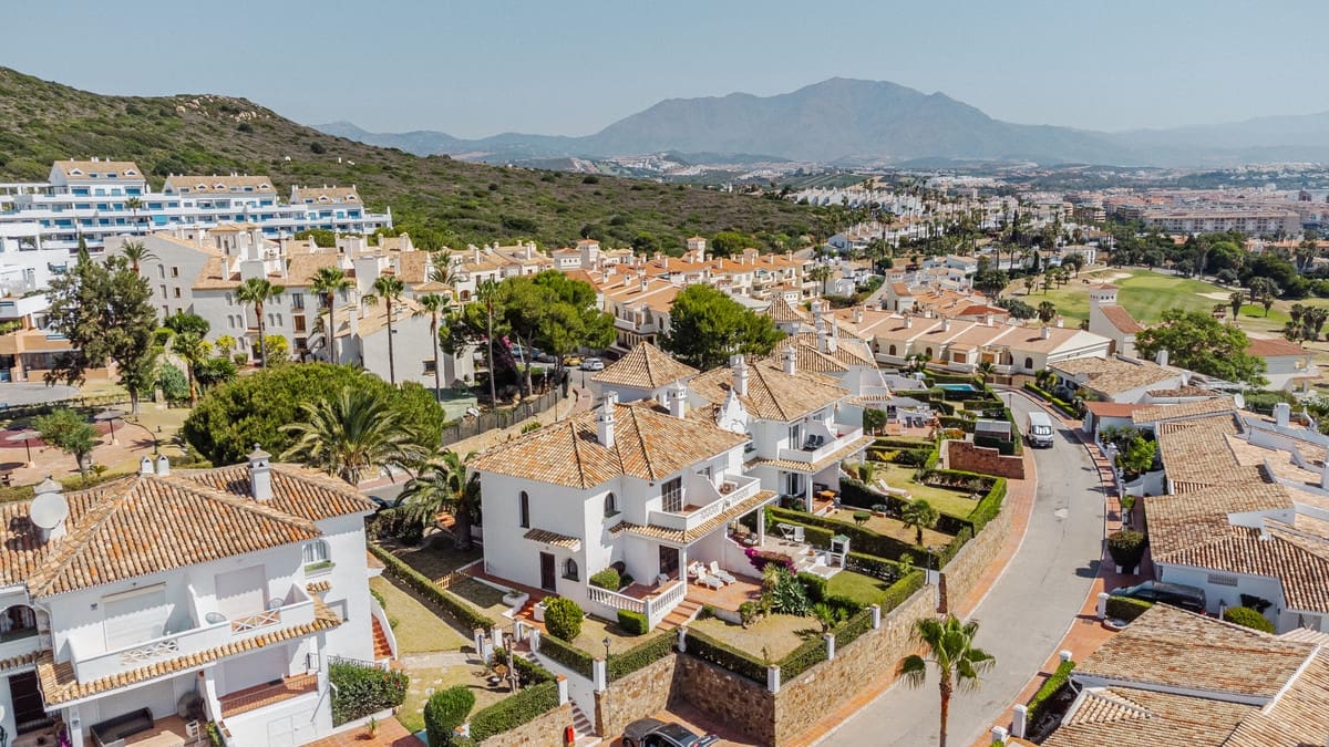 3 bedroom Townhouse for sale in La Duquesa / Puerto de la Duquesa with pool - € 515,000 (Ref: 9670503)