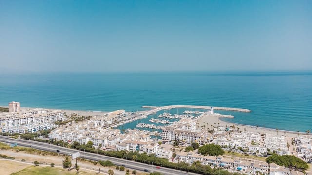 Casa de 3 habitaciones en La Duquesa / Puerto de la Duquesa, Manilva en venta con piscina - 499.000 € (Ref: 9670503)