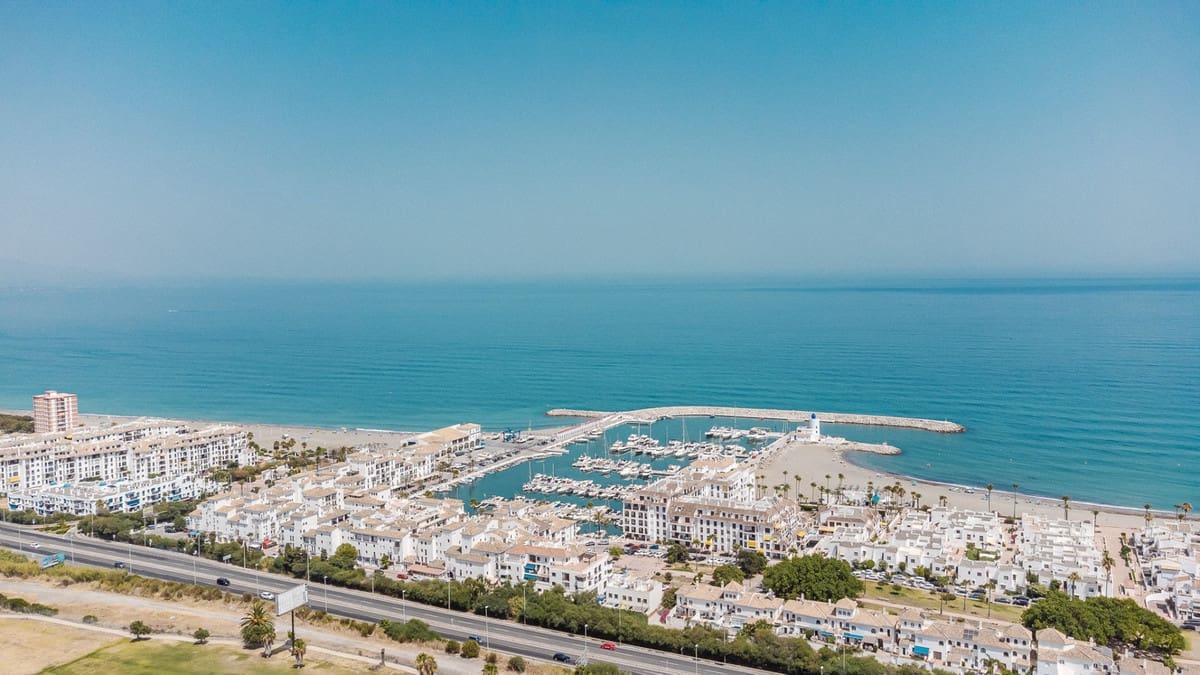 3 bedroom Townhouse for sale in La Duquesa / Puerto de la Duquesa with pool - € 499,000 (Ref: 9670503)