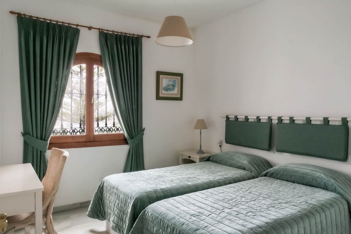 3 bedroom Townhouse for sale in La Duquesa / Puerto de la Duquesa with pool - € 499,000 (Ref: 9670503)