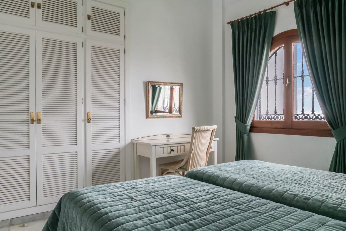 3 bedroom Townhouse for sale in La Duquesa / Puerto de la Duquesa with pool - € 499,000 (Ref: 9670503)