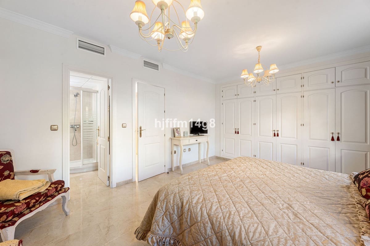 3 soverom Hus til salgs i Nueva Andalucia med svømmebasseng - € 595 000 (Ref: 9670506)