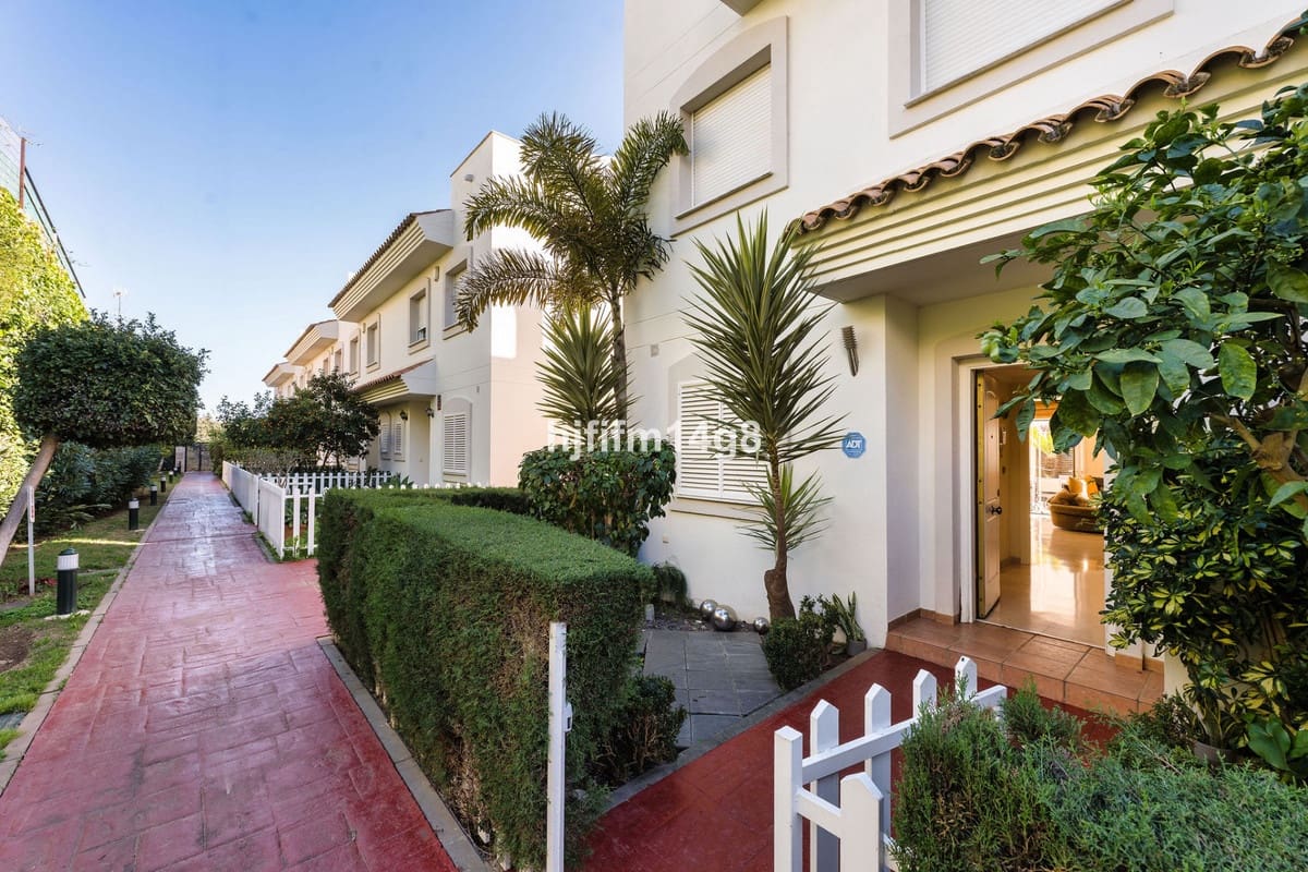 3 soverom Hus til salgs i Nueva Andalucia med svømmebasseng - € 595 000 (Ref: 9670506)