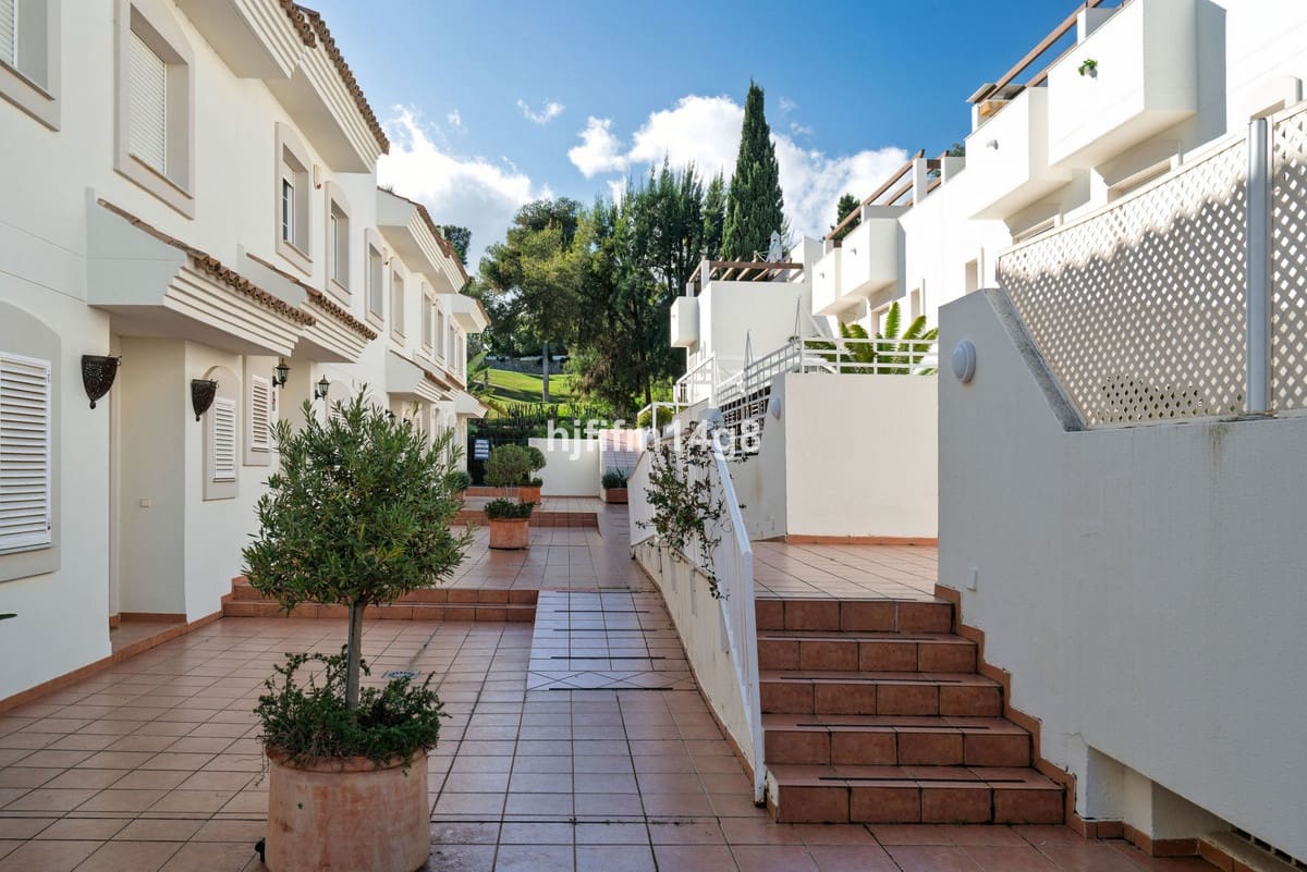 3 soverom Hus til salgs i Nueva Andalucia med svømmebasseng - € 595 000 (Ref: 9670506)
