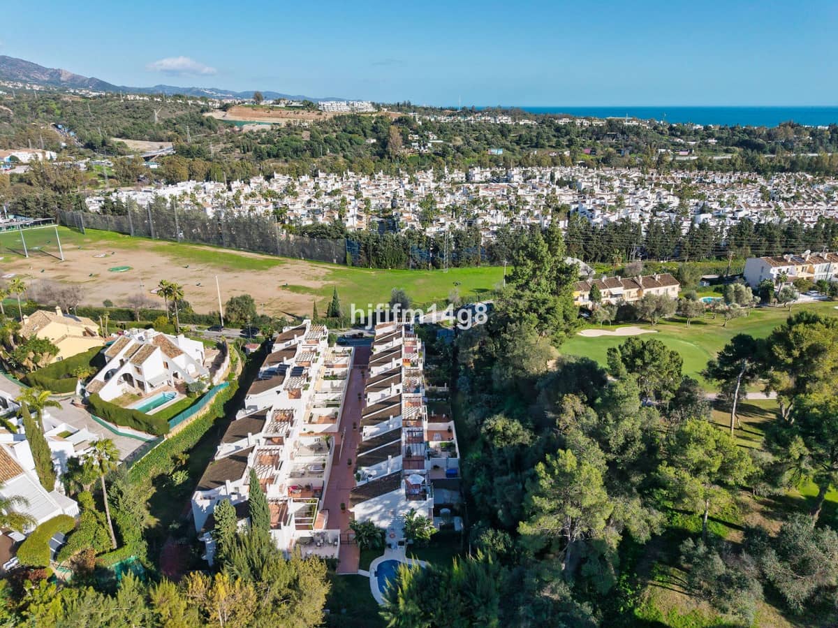 3 soverom Hus til salgs i Nueva Andalucia med svømmebasseng - € 595 000 (Ref: 9670506)