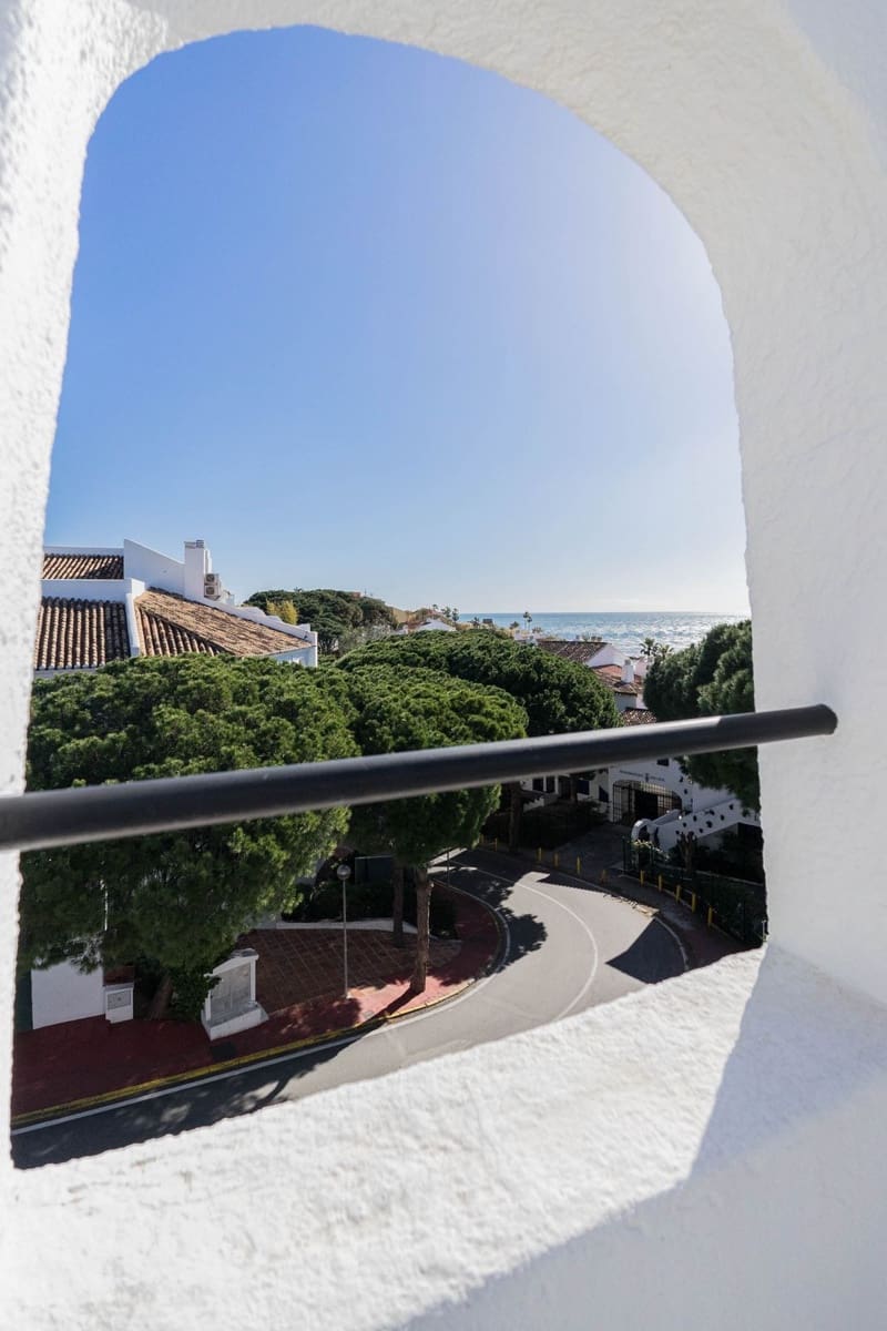 4 bedroom Semi-detached Villa for sale in Calahonda - € 587,000 (Ref: 9670511)