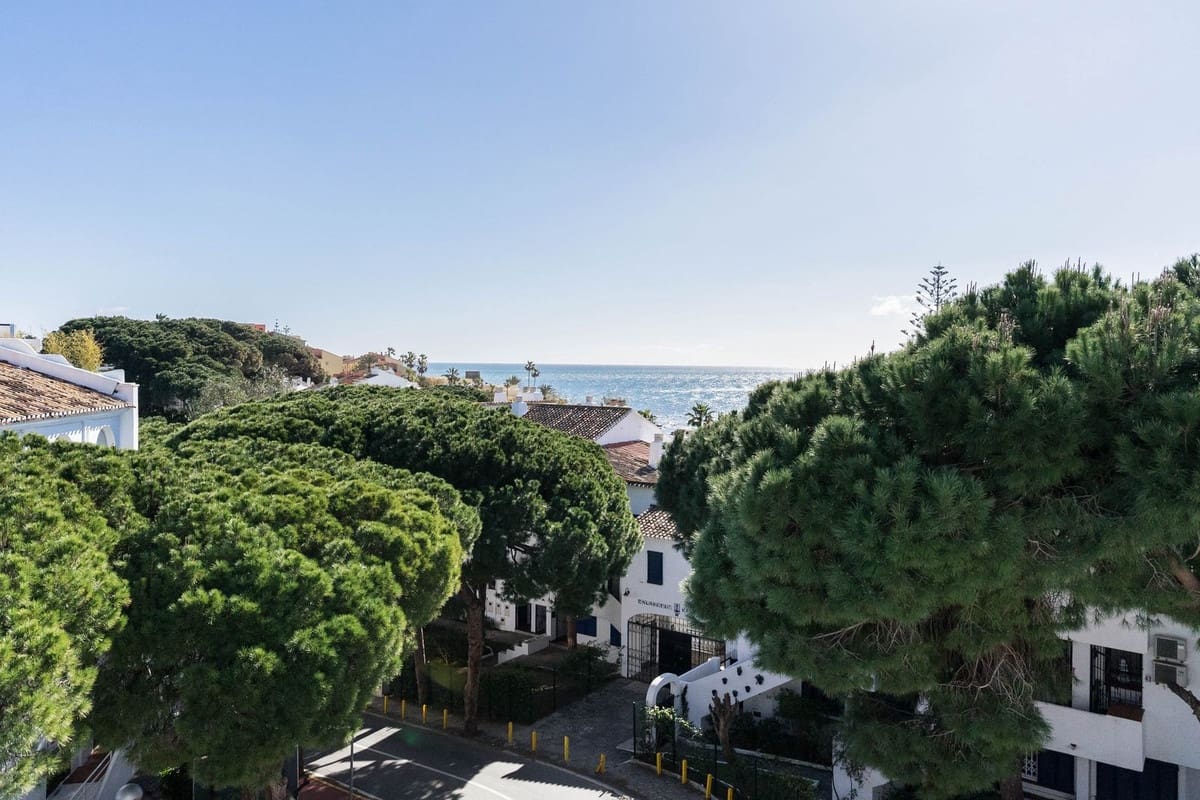 4 bedroom Semi-detached Villa for sale in Calahonda - € 587,000 (Ref: 9670511)