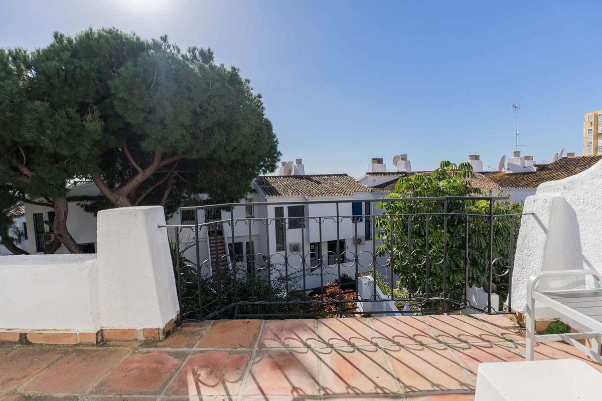 4 bedroom Semi-detached Villa for sale in Calahonda - € 587,000 (Ref: 9670511)