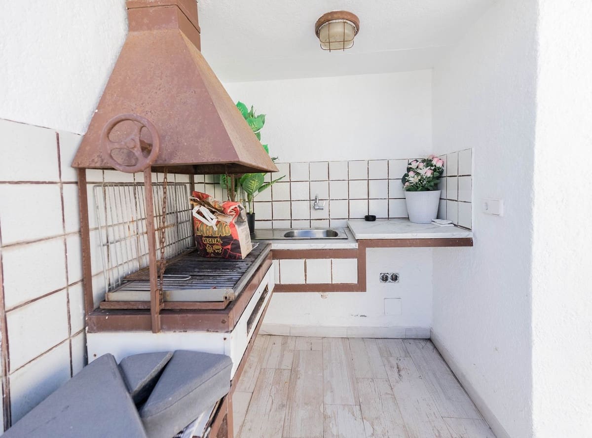 4 bedroom Semi-detached Villa for sale in Calahonda - € 587,000 (Ref: 9670511)