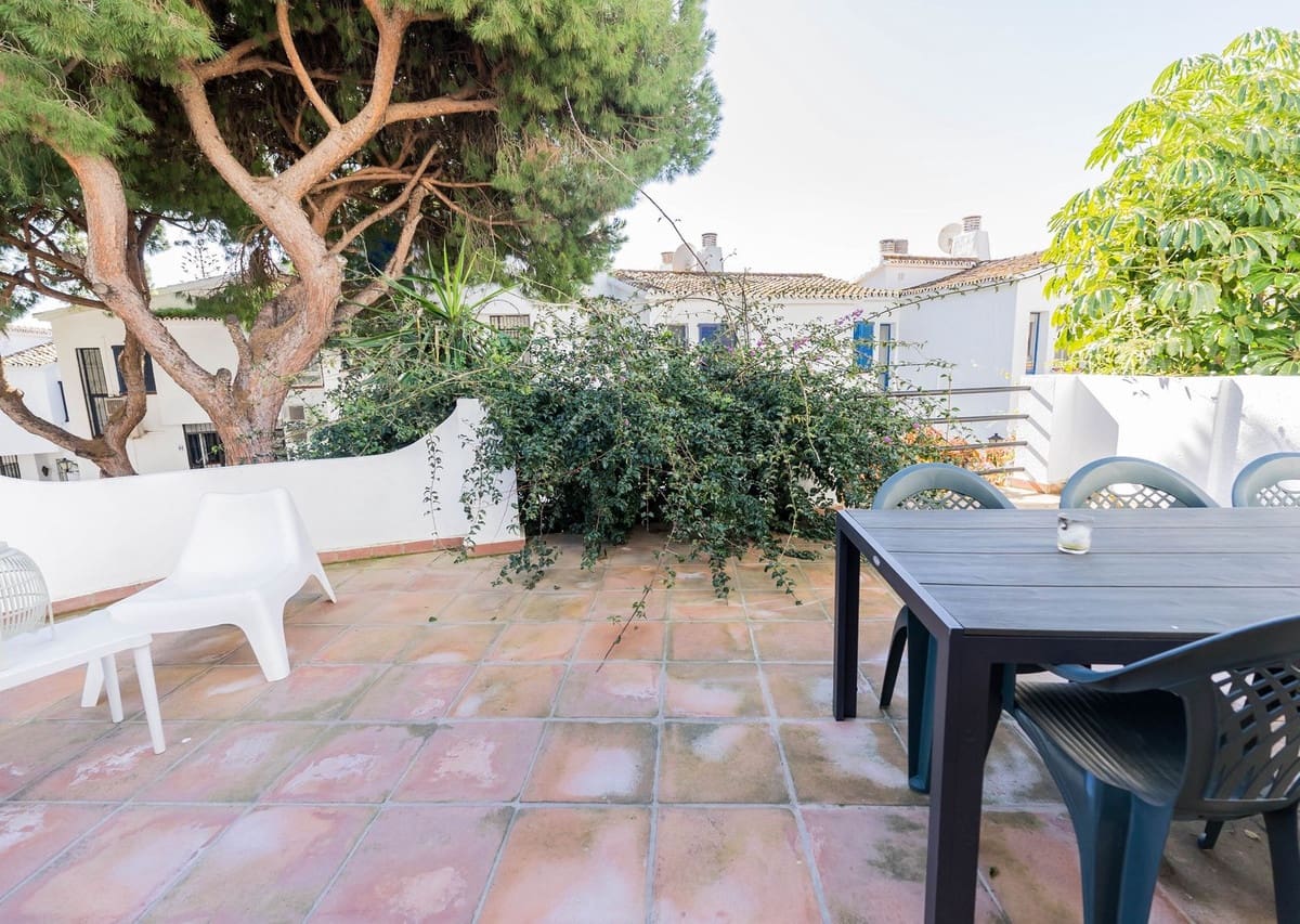 4 bedroom Semi-detached Villa for sale in Calahonda - € 587,000 (Ref: 9670511)