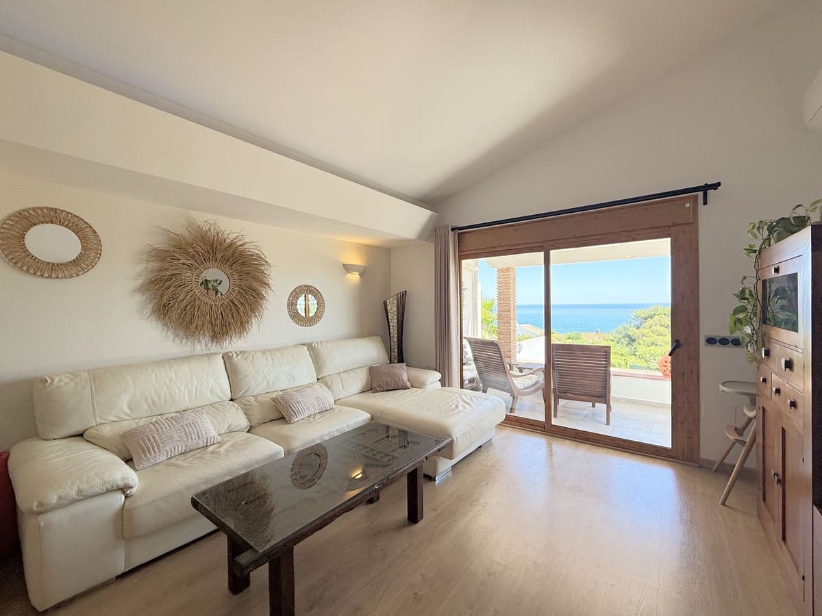 3 bedroom Semi-detached Villa for sale in Bahia Dorada with pool - € 645,000 (Ref: 9670514)