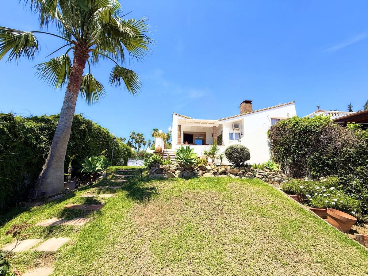 3 bedroom Semi-detached Villa for sale in Bahia Dorada with pool - € 645,000 (Ref: 9670514)