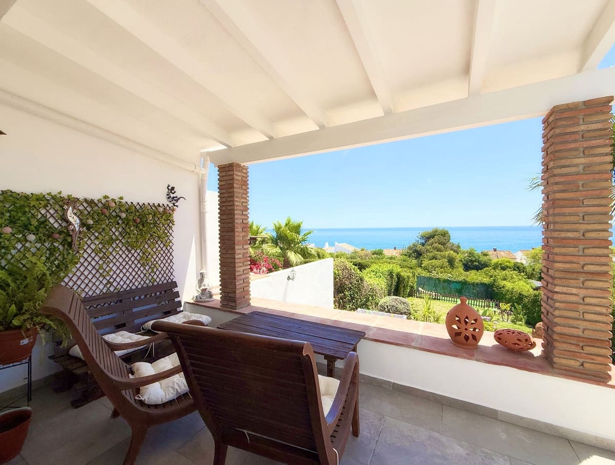 3 bedroom Semi-detached Villa for sale in Bahia Dorada with pool - € 645,000 (Ref: 9670514)