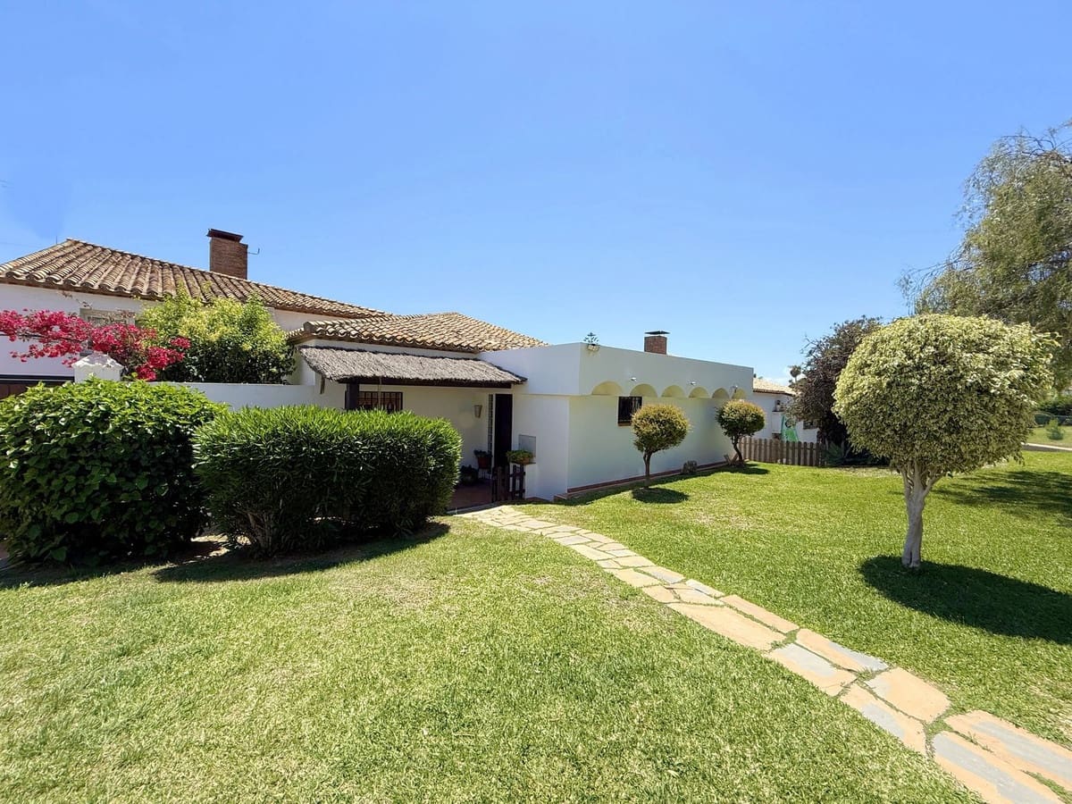 3 bedroom Semi-detached Villa for sale in Bahia Dorada with pool - € 645,000 (Ref: 9670514)