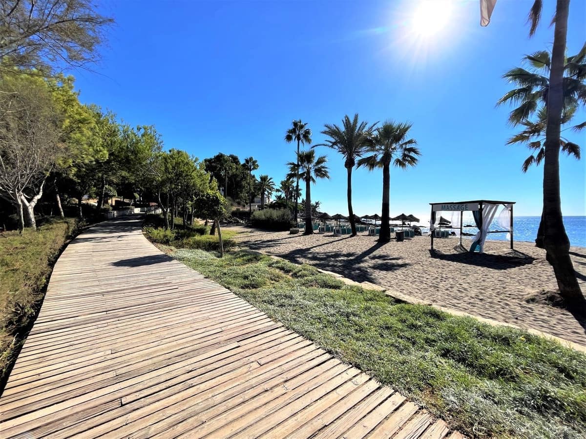 3 bedroom Semi-detached Villa for sale in Bahia Dorada with pool - € 645,000 (Ref: 9670514)