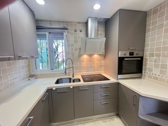 4 makuuhuone Omakotitalo myytävänä paikassa La Dama de Noche - La Alzambra, Marbella mukana uima-altaan - 670 000 € (Ref: 9670515)