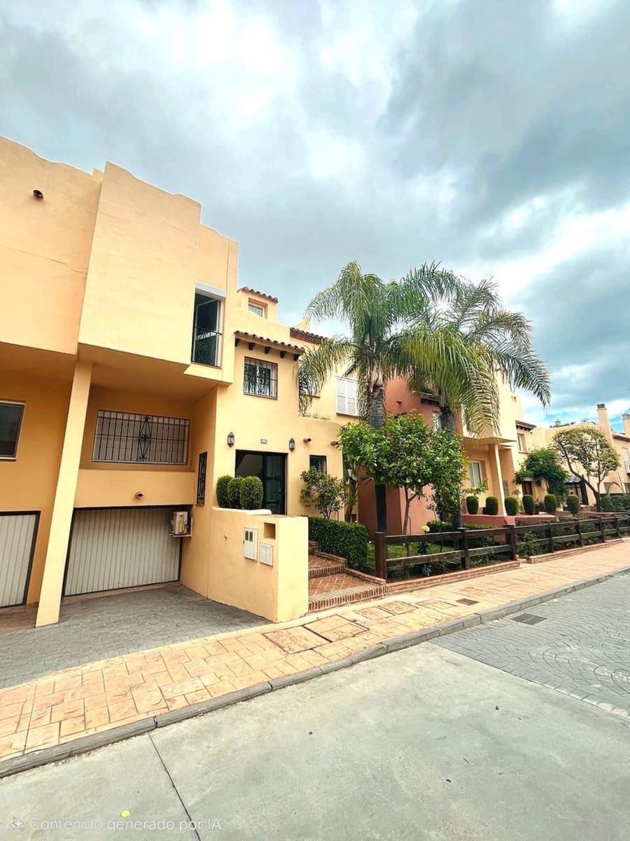 4 bedroom Townhouse for sale in Nueva Andalucia with pool - € 650,000 (Ref: 9670515)