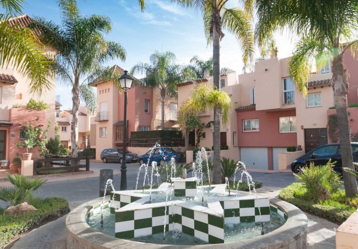 4 bedroom Townhouse for sale in Nueva Andalucia with pool - € 650,000 (Ref: 9670515)