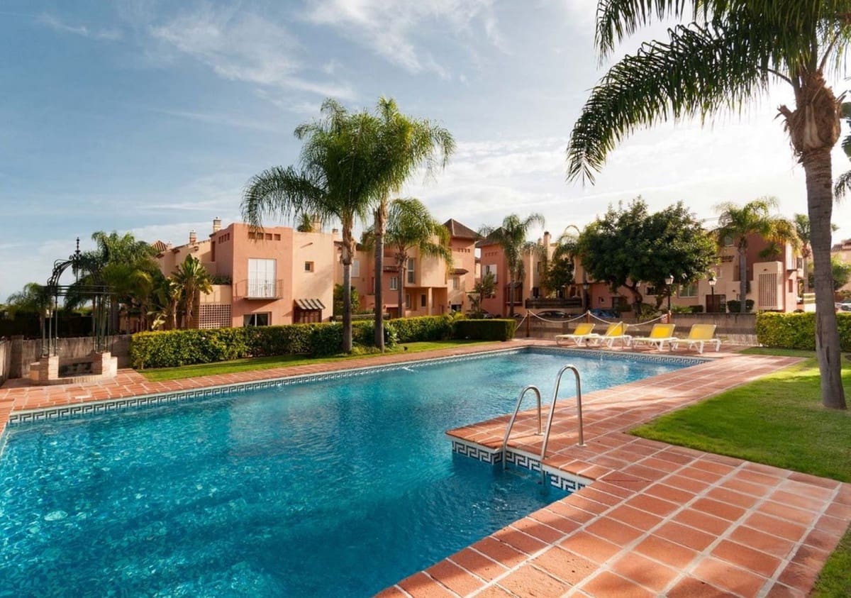 4 bedroom Townhouse for sale in Nueva Andalucia with pool - € 650,000 (Ref: 9670515)