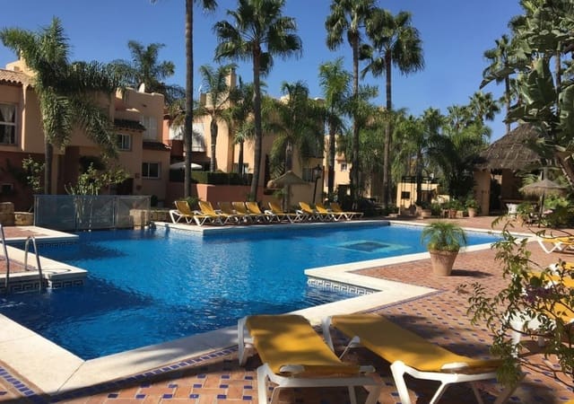 Casa de 4 habitaciones en La Dama de Noche - La Alzambra, Marbella en venta con piscina - 650.000 € (Ref: 9670515)