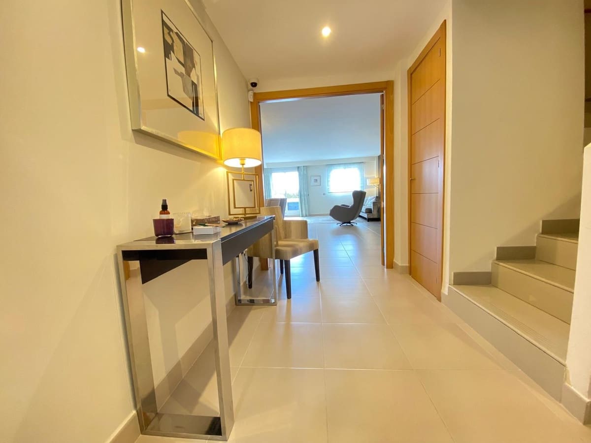 3 Zimmer Haus zu verkaufen in New Golden Mile mit Pool - 530.000 € (Ref: 9670516)