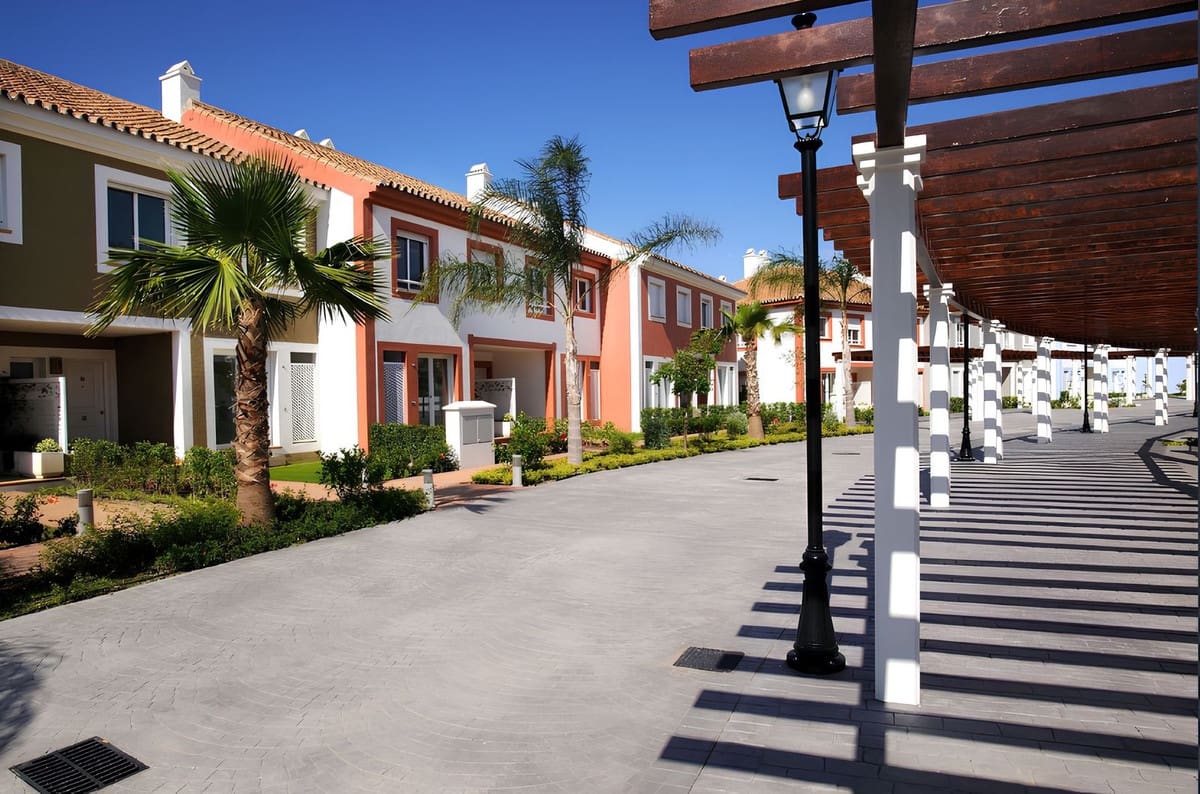 3 Zimmer Haus zu verkaufen in New Golden Mile mit Pool - 530.000 € (Ref: 9670516)