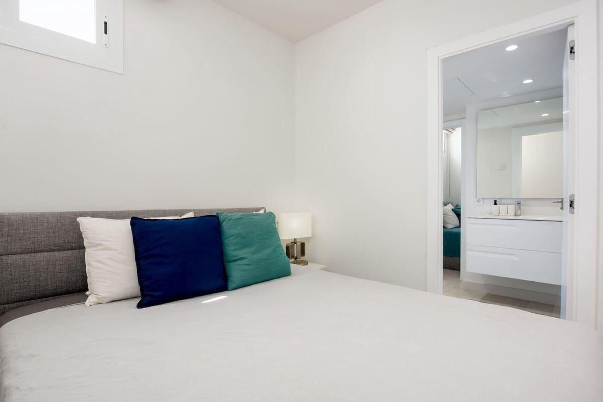 2 bedroom Beach Apartment for sale in Puerto Banus - € 850,000 (Ref: 9670518)