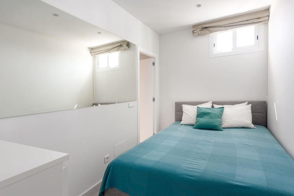 2 bedroom Beach Apartment for sale in Puerto Banus - € 850,000 (Ref: 9670518)