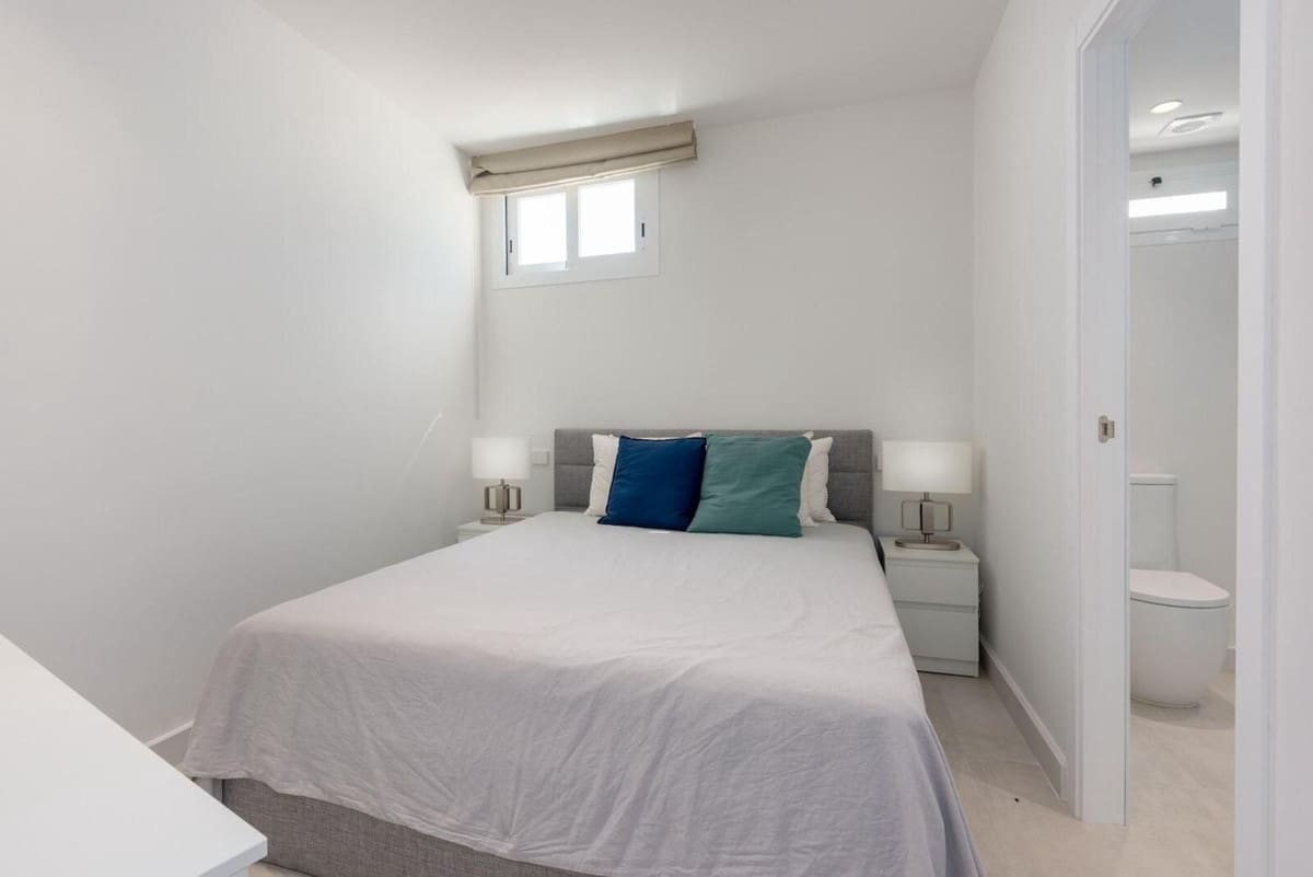 2 bedroom Beach Apartment for sale in Puerto Banus - € 850,000 (Ref: 9670518)