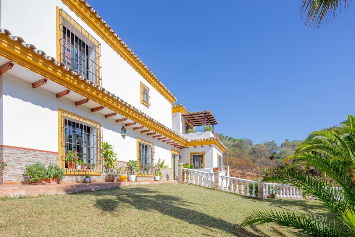 4 bedroom Villa for sale in Elviria with pool garage - € 1,198,000 (Ref: 9677332)