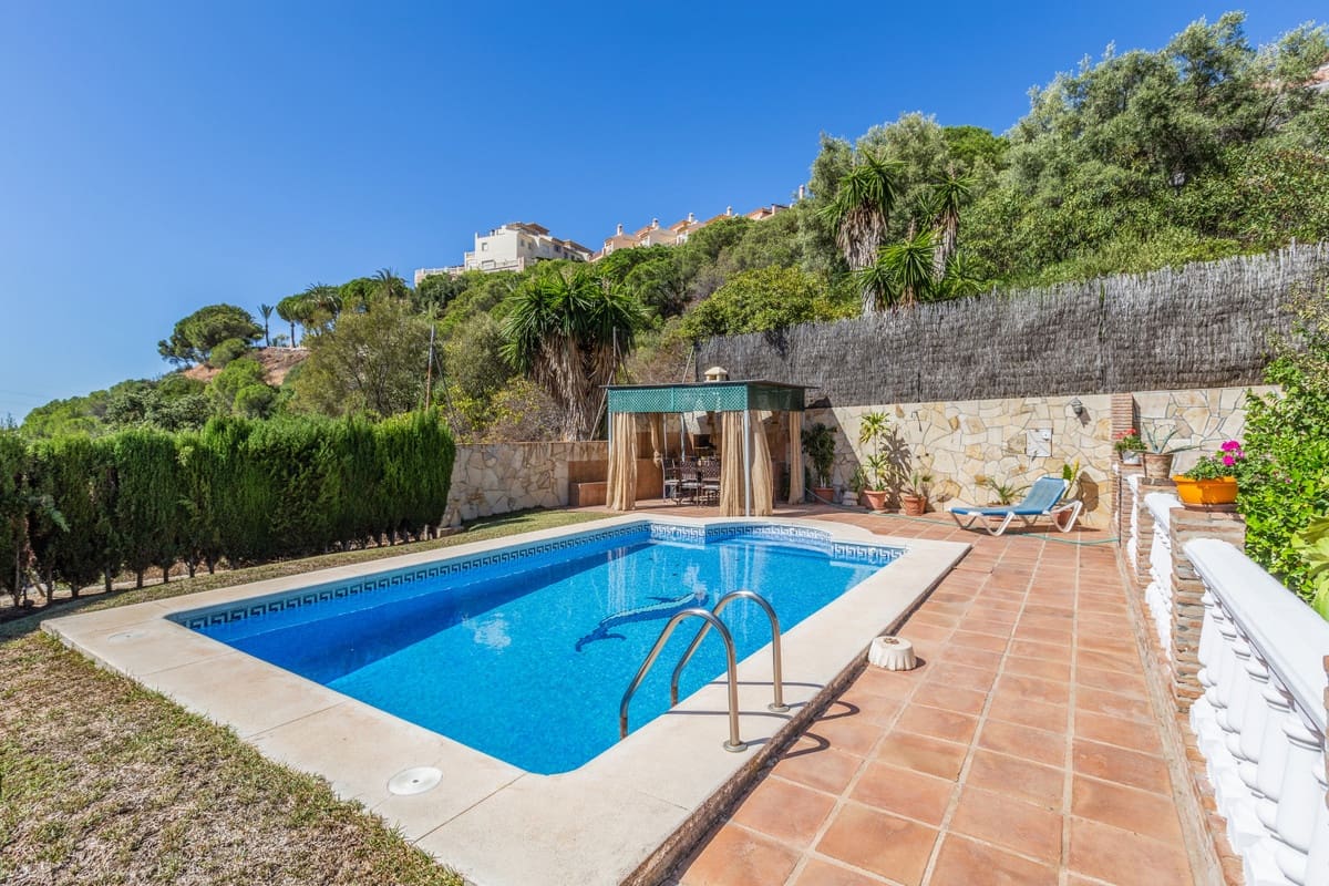 4 bedroom Villa for sale in Elviria with pool garage - € 1,198,000 (Ref: 9677332)