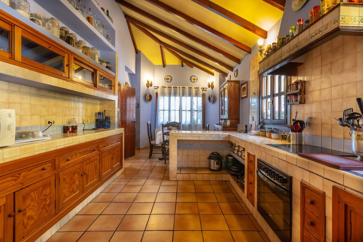 4 sovrum Villa till salu i Elviria med pool garage - 1 198 000 € (Ref: 9677332)