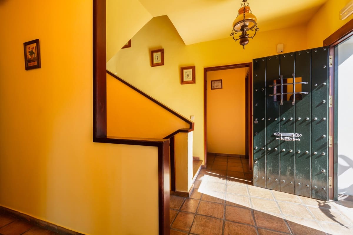 4 bedroom Villa for sale in Elviria with pool garage - € 1,250,000 (Ref: 9677332)
