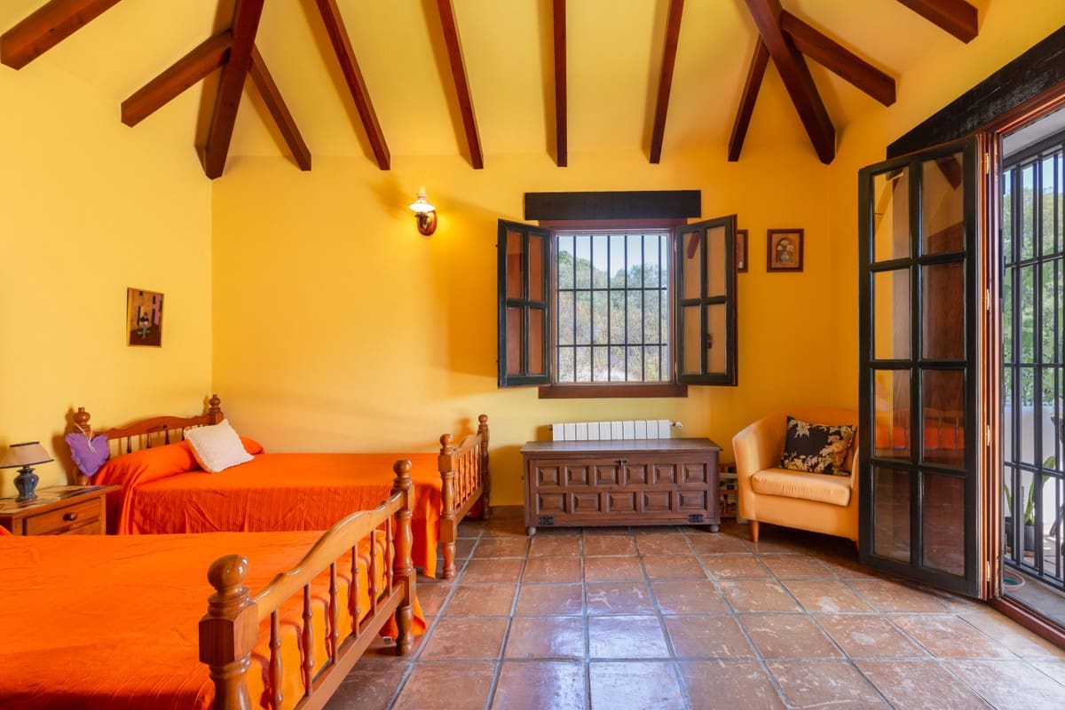 4 bedroom Villa for sale in Elviria with pool garage - € 1,250,000 (Ref: 9677332)