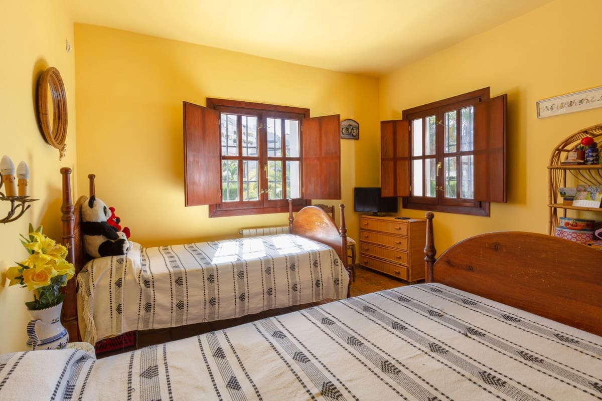 4 bedroom Villa for sale in Elviria with pool garage - € 1,250,000 (Ref: 9677332)
