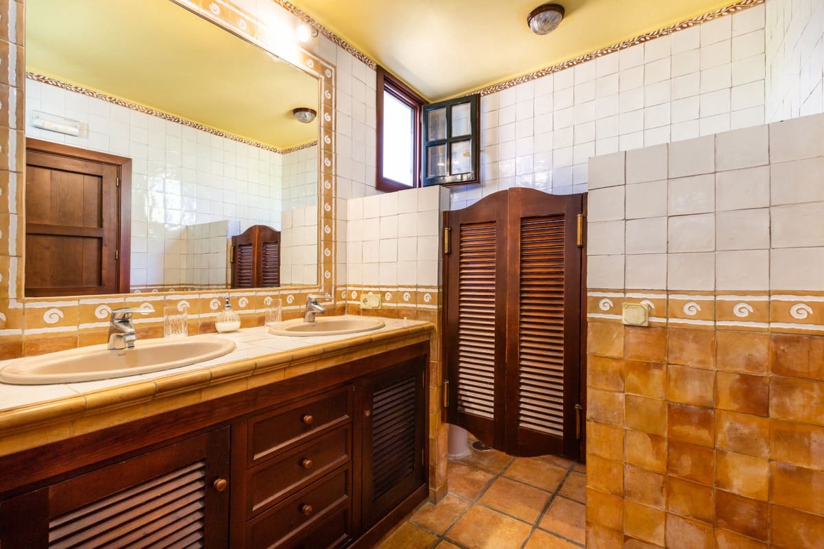 4 bedroom Villa for sale in Elviria with pool garage - € 1,250,000 (Ref: 9677332)