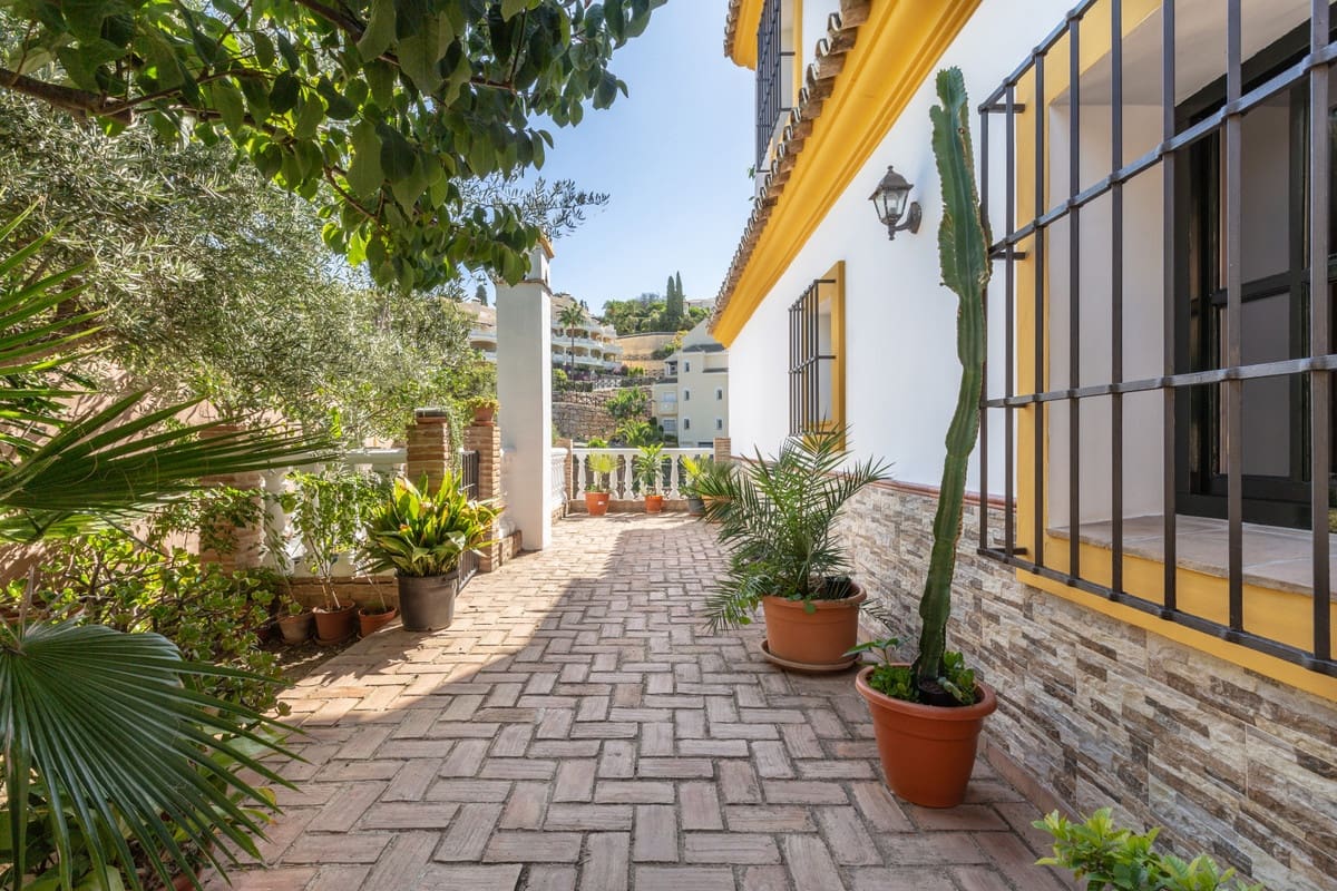 4 bedroom Villa for sale in Elviria with pool garage - € 1,250,000 (Ref: 9677332)