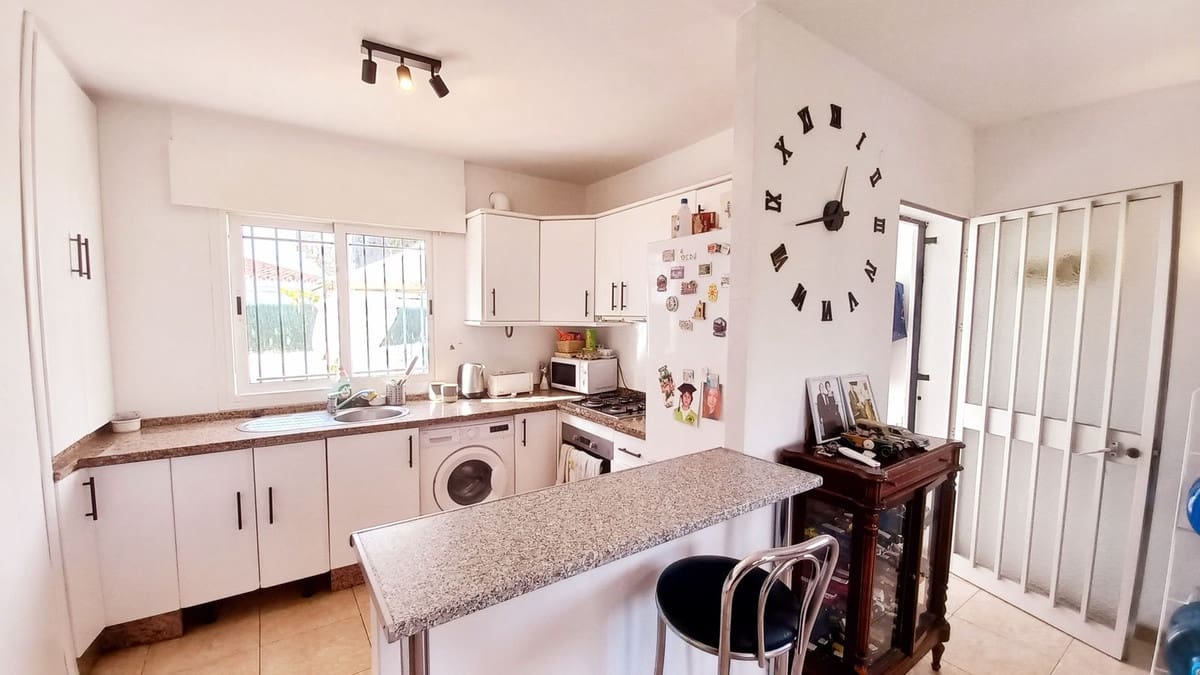 6 bedroom Villa for sale in El Faro with pool - € 749,000 (Ref: 9677335)