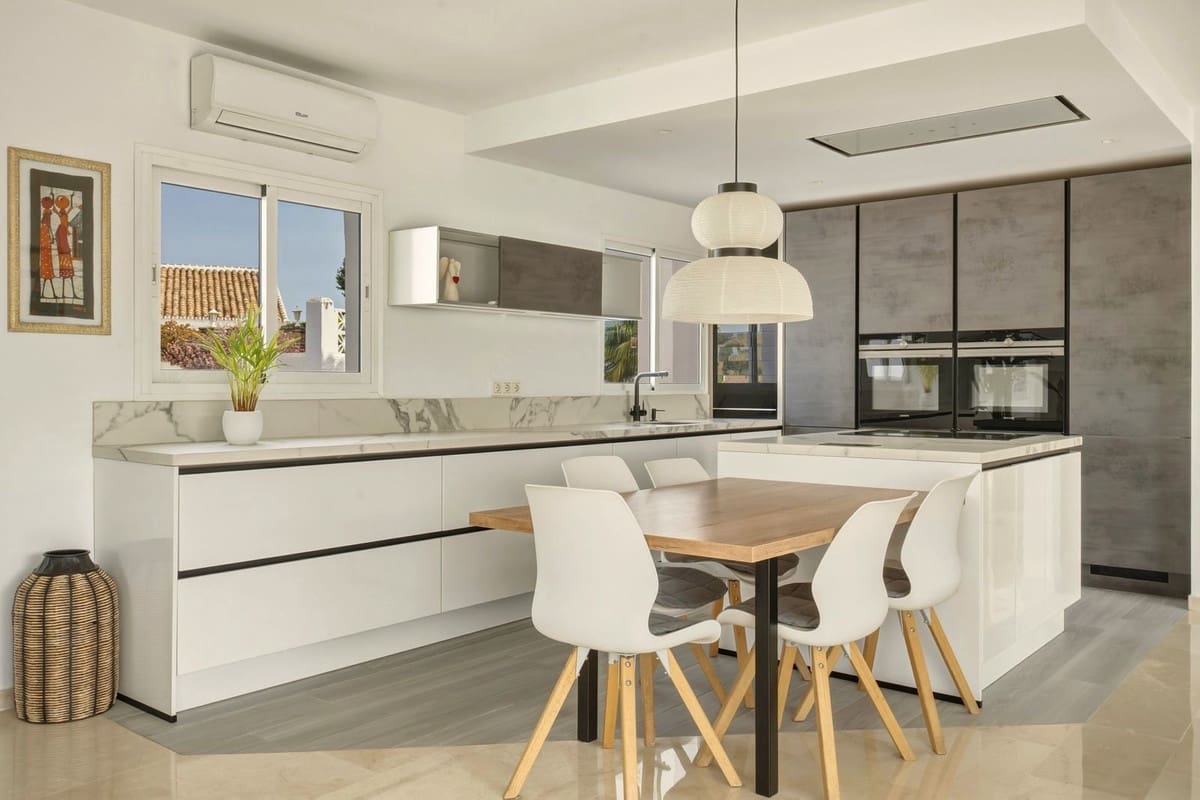 6 chambre Villa/Maison à vendre à Mijas avec piscine - 1 095 000 € (Ref: 9677336)