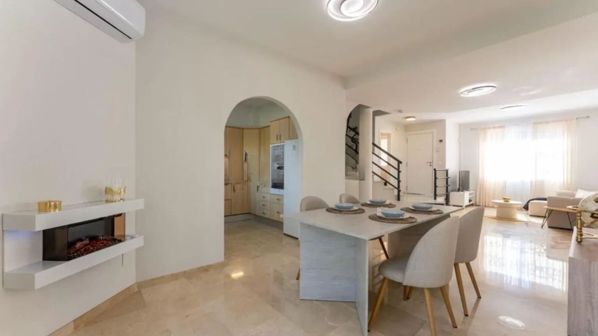 3 chambre Villa/Maison Semi-Mitoyenne à vendre à Marbella avec piscine - 770 000 € (Ref: 9677339)