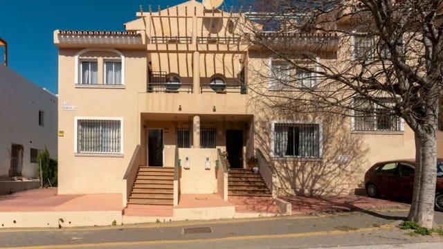 3 quarto Moradia Geminada para venda em Marbella com piscina - 770 000 € (Ref: 9677339)