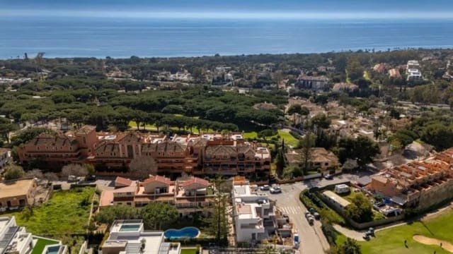 3 quarto Moradia Geminada para venda em Marbella com piscina - 770 000 € (Ref: 9677339)