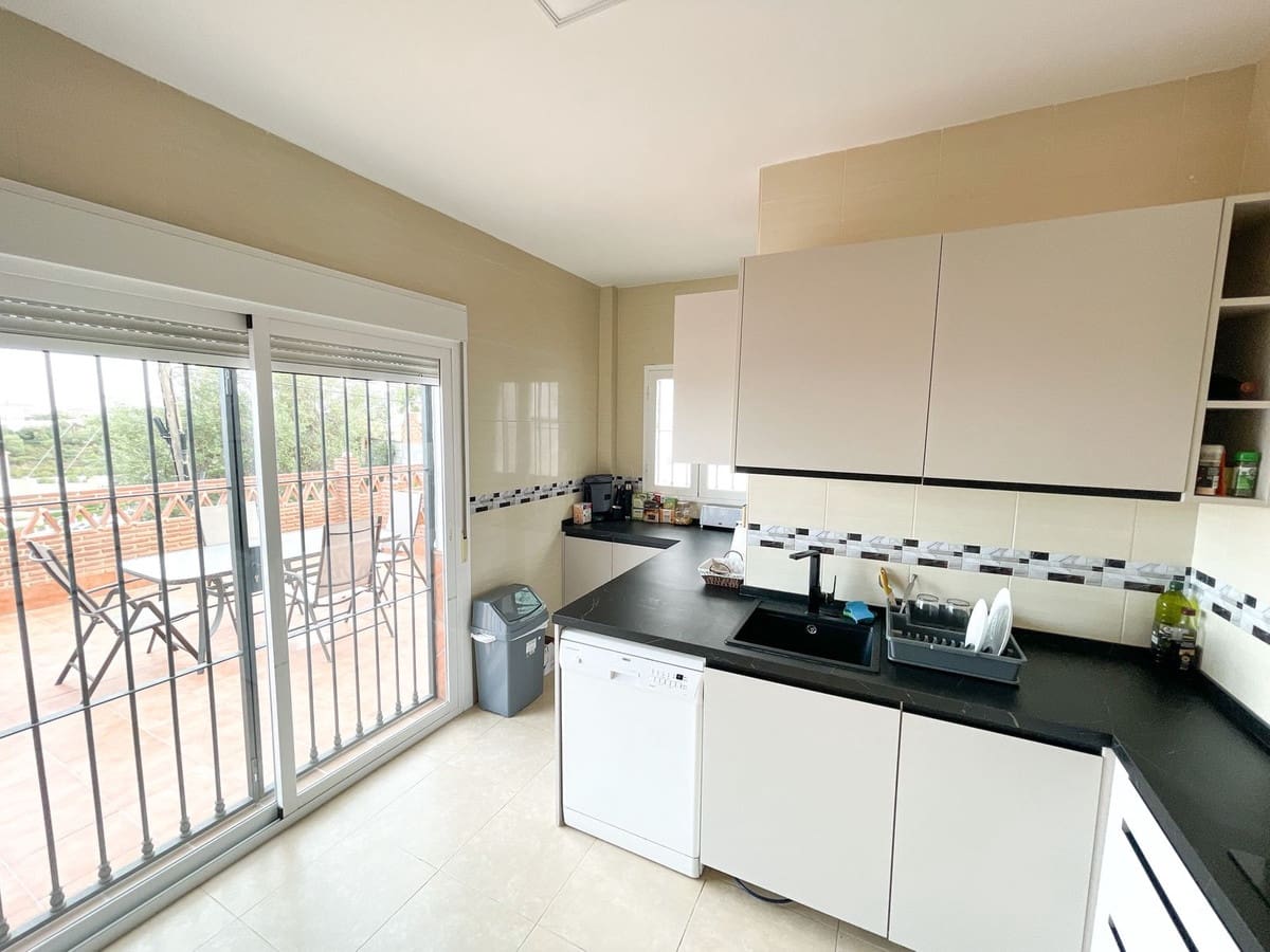 3 soverom Kjedet enebolig til salgs i Benalmadena med svømmebasseng garasje - € 830 000 (Ref: 9677340)