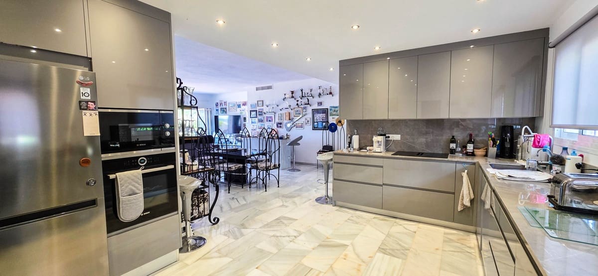 5 camera da letto Villetta Bifamiliare in vendita in La Duquesa / Puerto de la Duquesa con piscina - 749.000 € (Rif: 9677341)