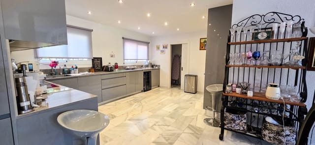 5 camera da letto Villetta Bifamiliare in vendita in La Duquesa / Puerto de la Duquesa, Manilva con piscina - 749.000 € (Rif: 9677341)