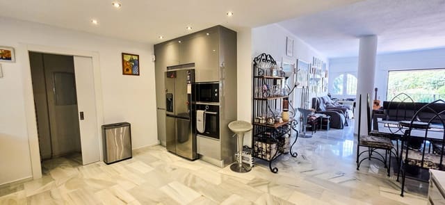 5 slaapkamer Halfvrijstaande villa te koop in La Duquesa / Puerto de la Duquesa, Manilva met zwembad - € 749.000 (Ref: 9677341)