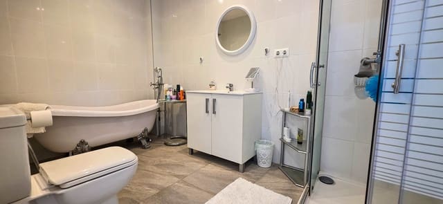 5 slaapkamer Halfvrijstaande villa te koop in La Duquesa / Puerto de la Duquesa, Manilva met zwembad - € 749.000 (Ref: 9677341)