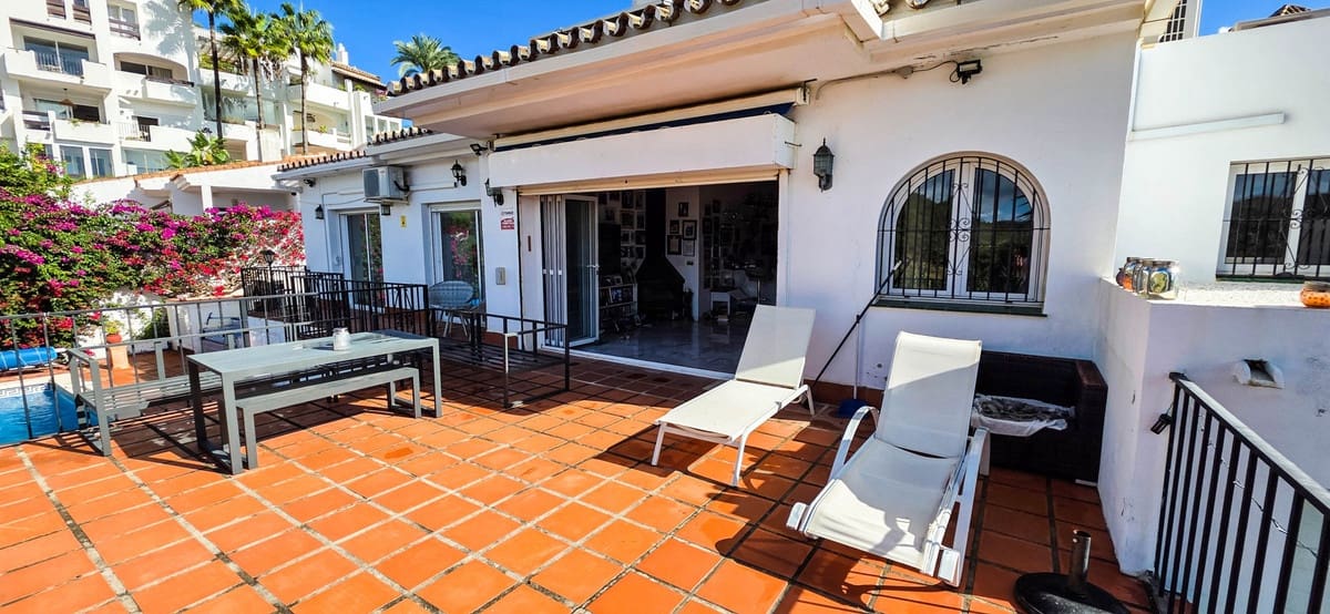 5 bedroom Semi-detached Villa for sale in La Duquesa / Puerto de la Duquesa with pool - € 749,000 (Ref: 9677341)