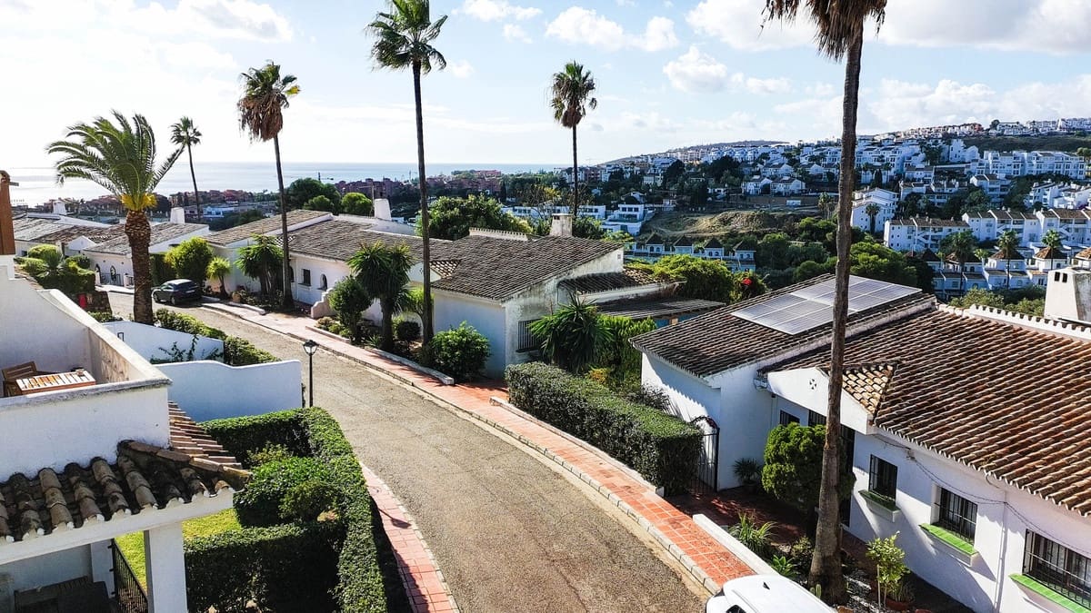 5 bedroom Semi-detached Villa for sale in La Duquesa / Puerto de la Duquesa with pool - € 749,000 (Ref: 9677341)