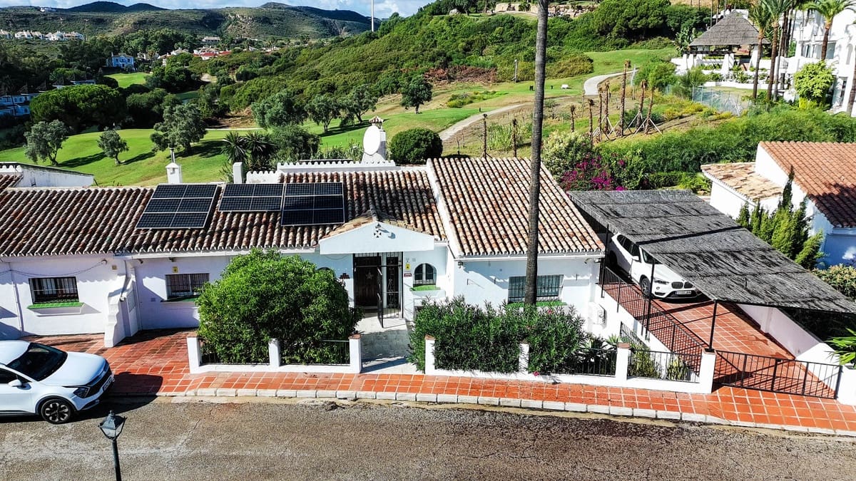 5 bedroom Semi-detached Villa for sale in La Duquesa / Puerto de la Duquesa with pool - € 749,000 (Ref: 9677341)